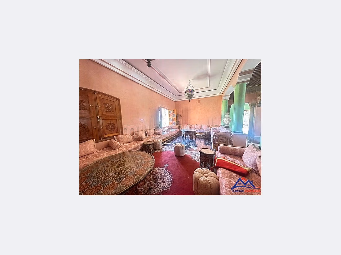 فيلا فاخرة للبيع بتاركة. 6 غرف جميلة. مساحة خضراء