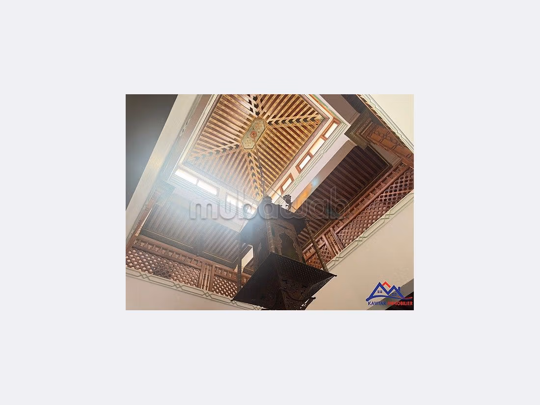 فيلا فاخرة للبيع بتاركة. 6 غرف جميلة. مساحة خضراء