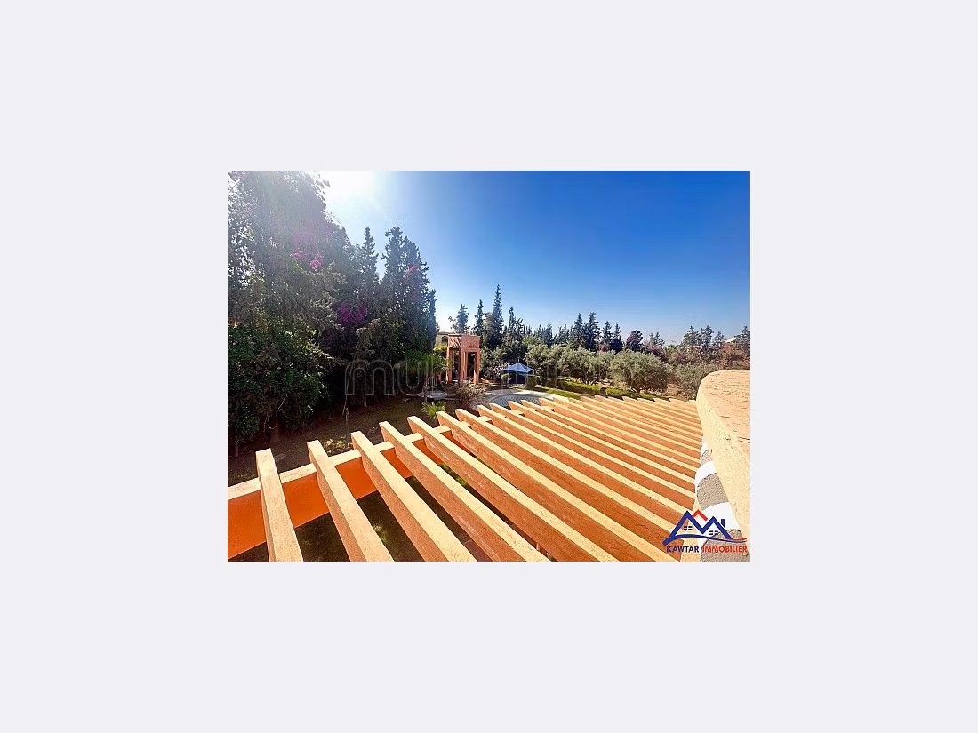 فيلا فاخرة للبيع بتاركة. 6 غرف جميلة. مساحة خضراء