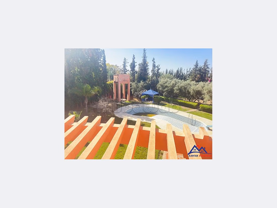 فيلا فاخرة للبيع بتاركة. 6 غرف جميلة. مساحة خضراء