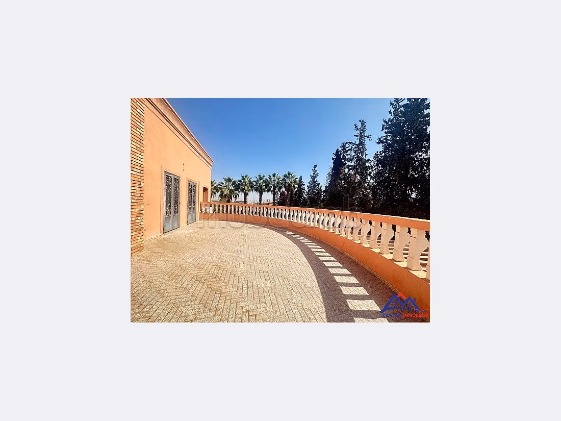 فيلا فاخرة للبيع بتاركة. 6 غرف جميلة. مساحة خضراء