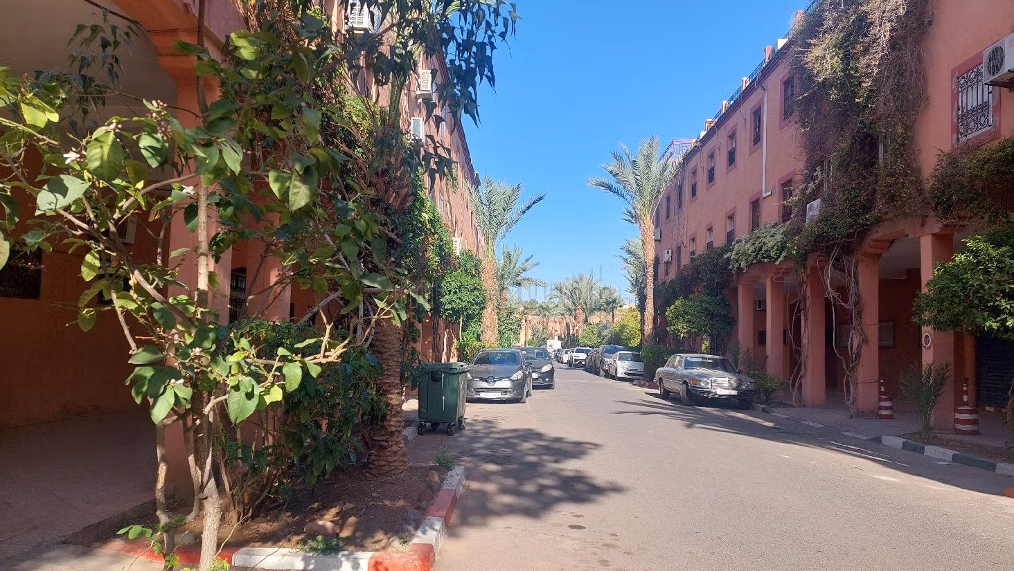 Riad for rent in Route de Fez. 3 rooms. Property with swimming pool, Integrated air conditioning.