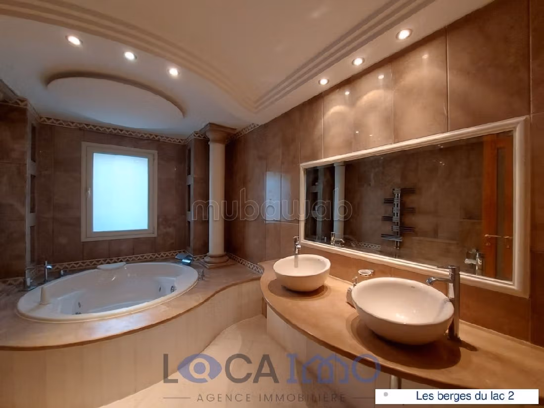 A louer une villa de maitre en S5 avec piscine au Lac 2