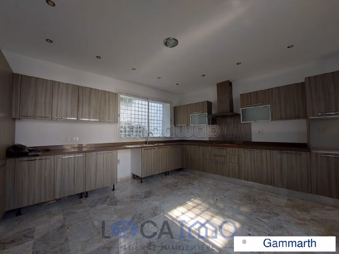 A louer une villa de maitre en S5 avec piscine à Gammarth