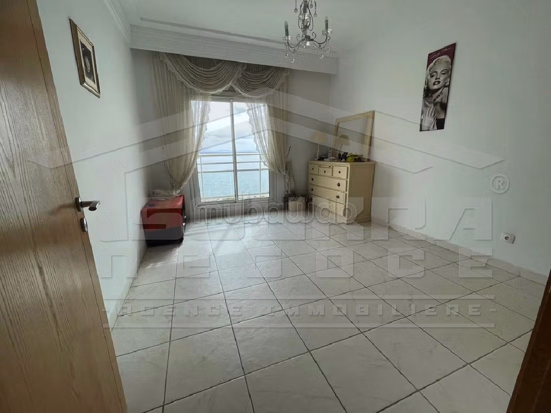 Affitta il tuo appartamento a Les Berges Du Lac 1. Superficie di 215 m². arredato. 