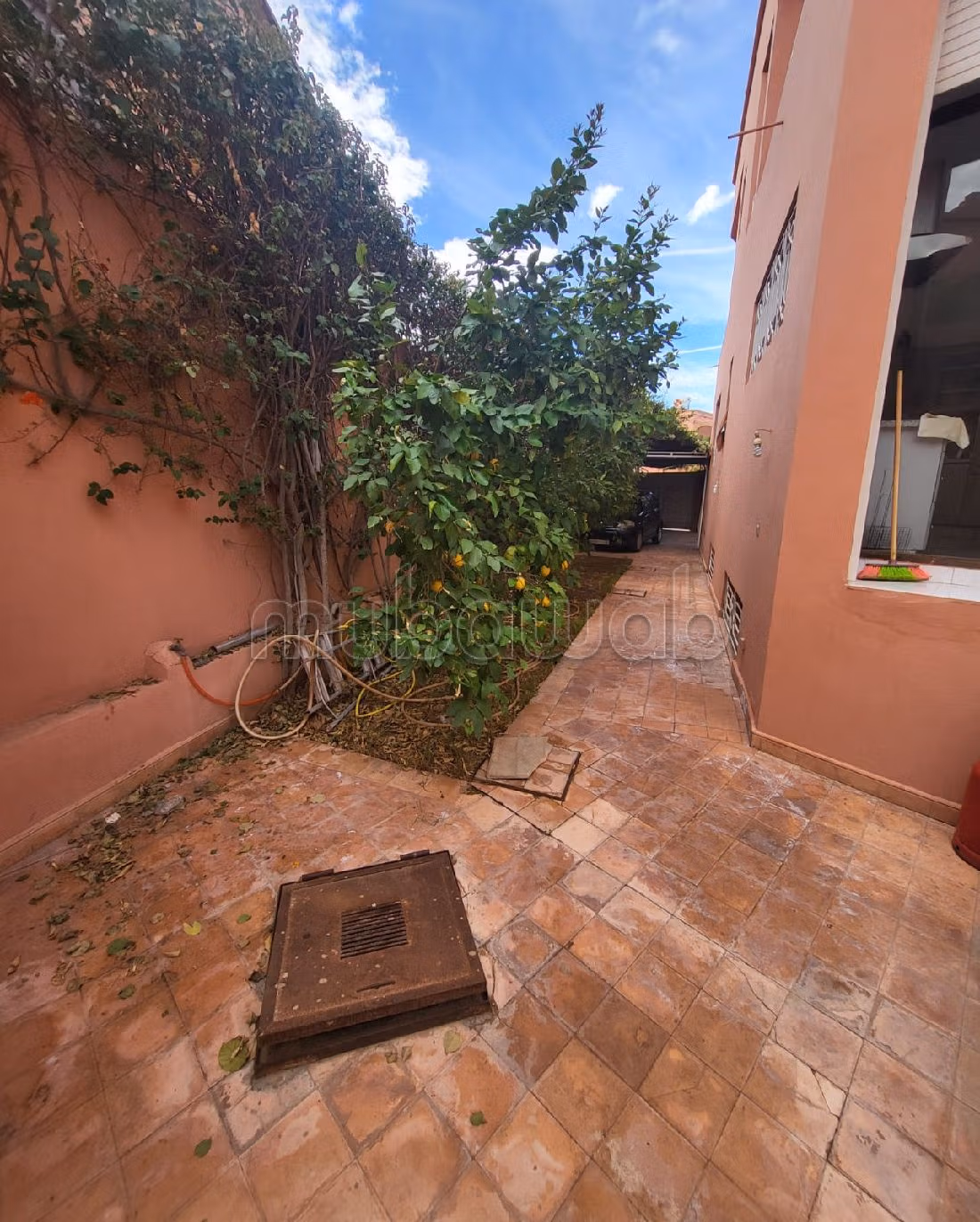 منزل فخم للبيع بتاركة. المساحة 400 م². 