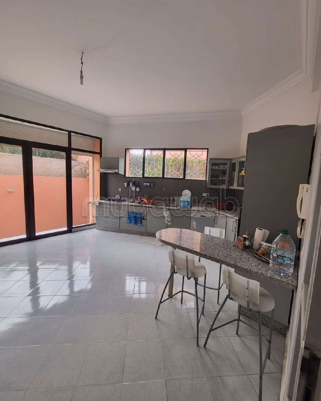 منزل فخم للبيع بتاركة. المساحة 400 م². 