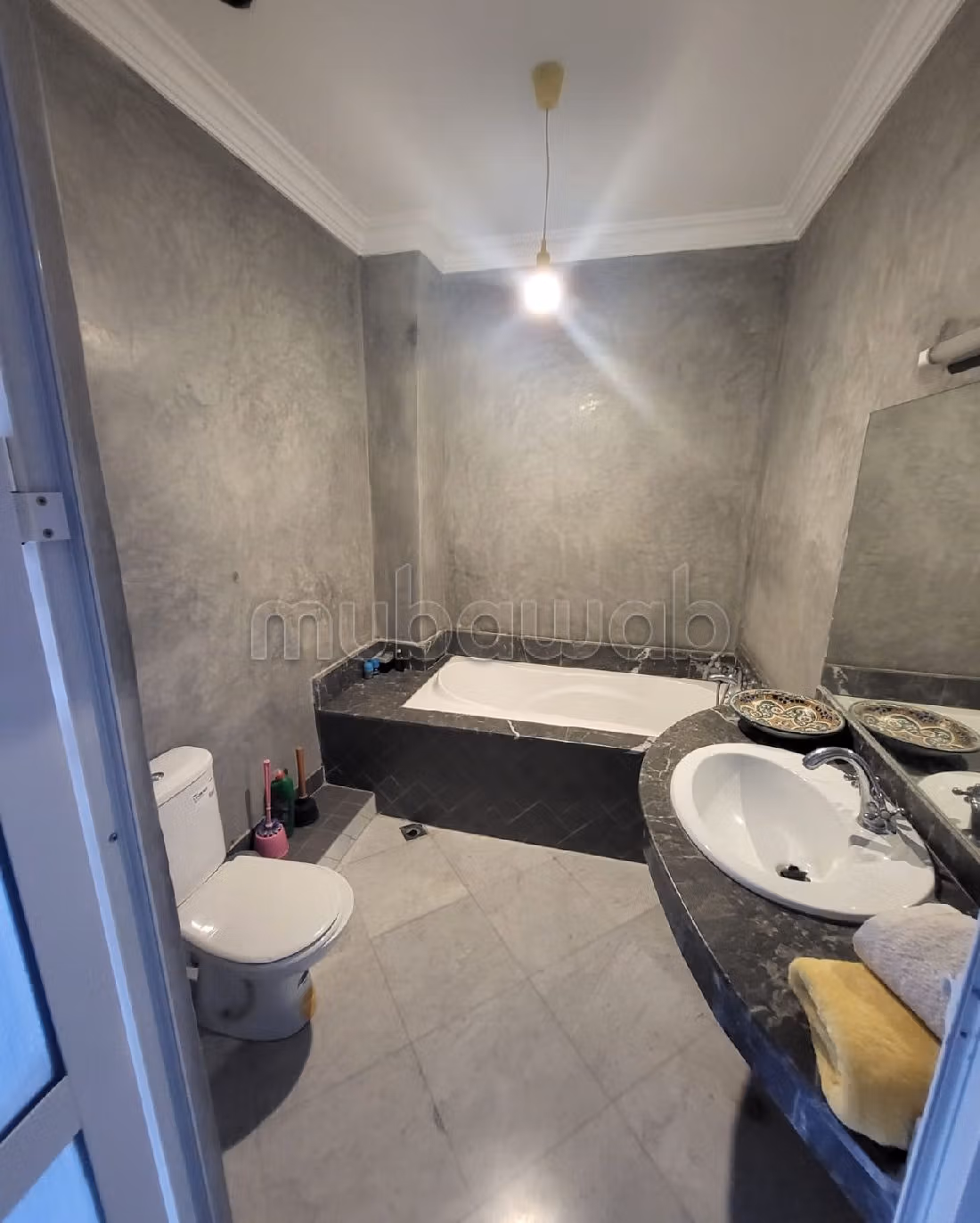 منزل فخم للبيع بتاركة. المساحة 400 م². 