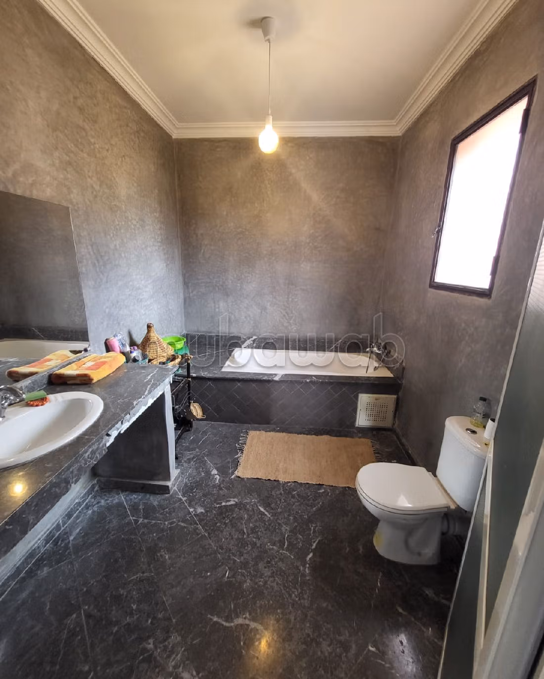 منزل فخم للبيع بتاركة. المساحة 400 م². 