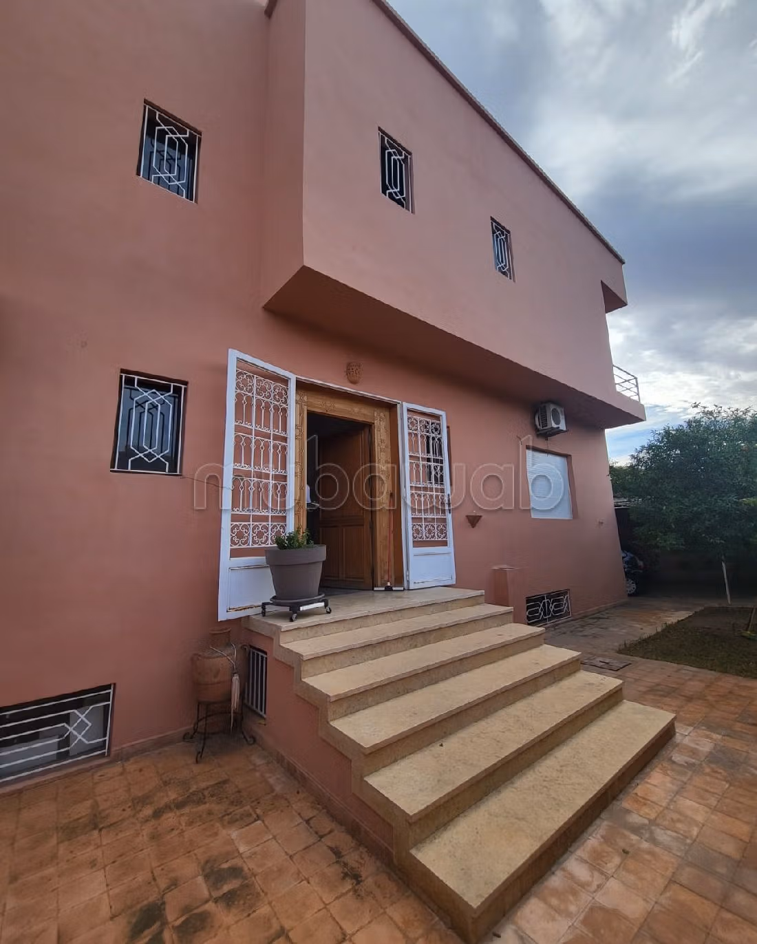 منزل فخم للبيع بتاركة. المساحة 400 م². 