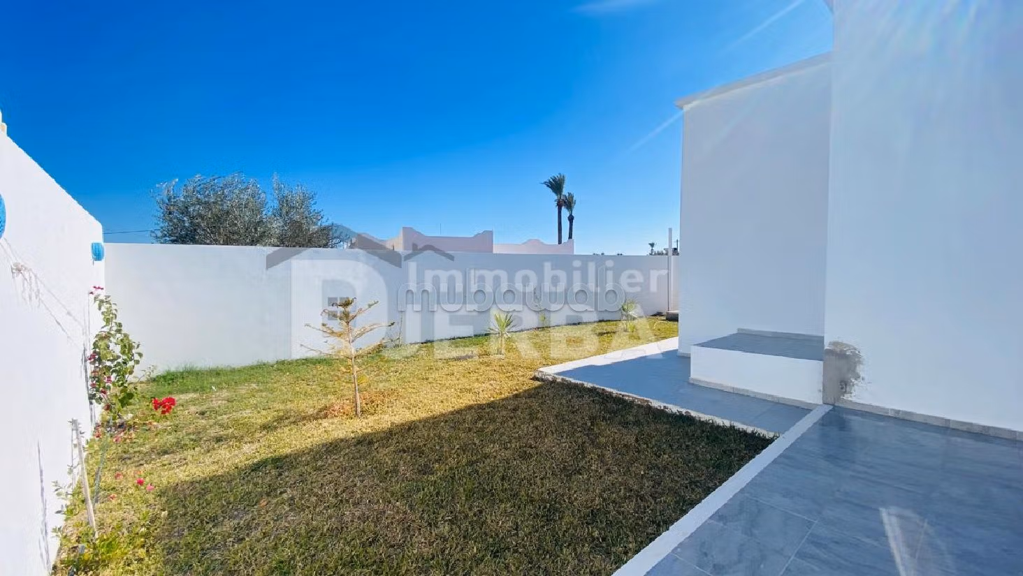 Magnifica villa in vendita a Midoune. 3 camere da letto. Grande terrazzo. 