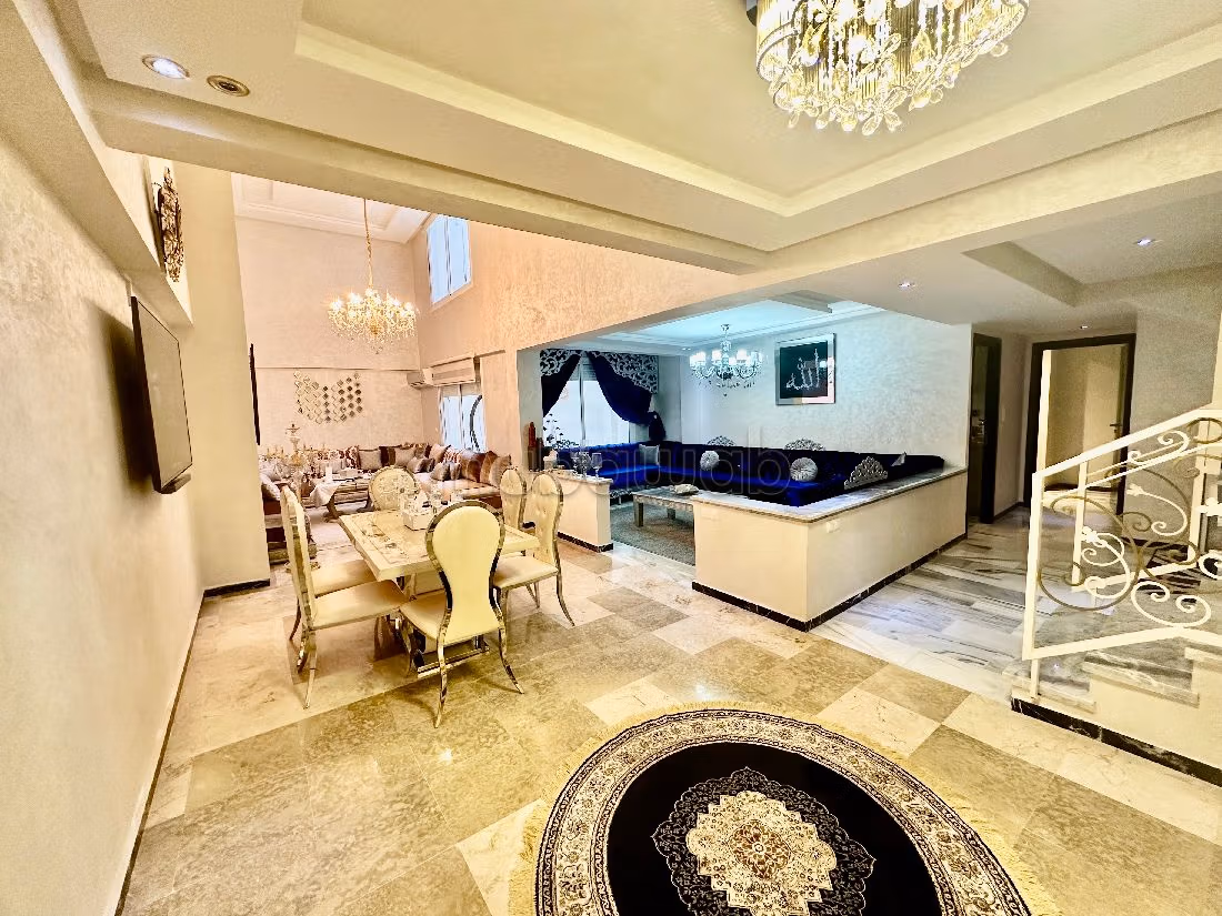 Beau duplex à vendre à Guéliz. Surface totale 198 m². Meublé