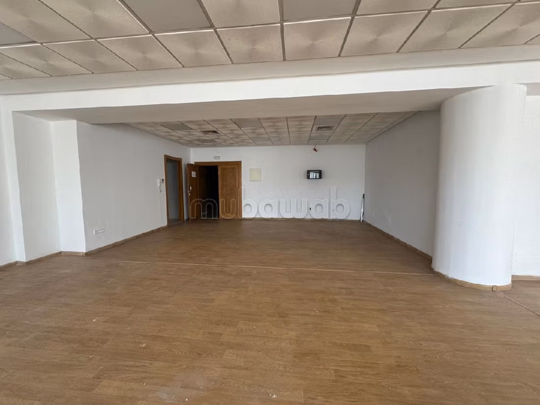 Kantoorruimte beschikbaar in Palmier. Totale oppervlakte 136 m². Conciërgeservice en airconditioning. 