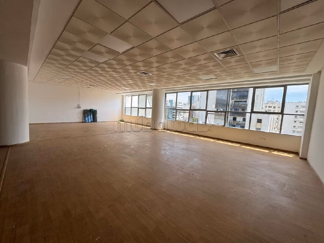 Kantoorruimte beschikbaar in Palmier. Totale oppervlakte 136 m². Conciërgeservice en airconditioning. 