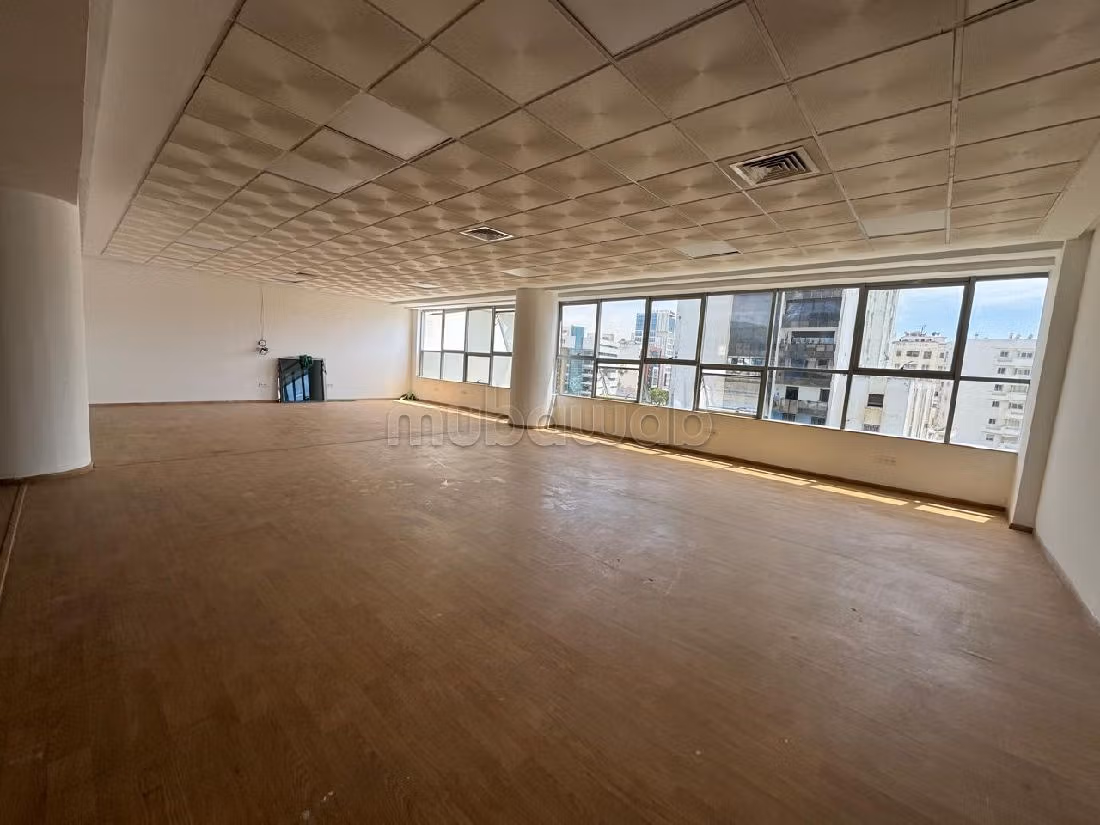 Kantoorruimte beschikbaar in Palmier. Totale oppervlakte 136 m². Conciërgeservice en airconditioning. 