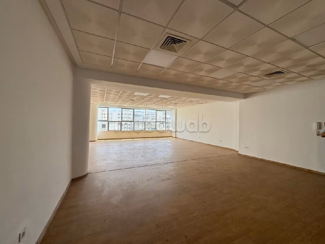 Kantoorruimte beschikbaar in Palmier. Totale oppervlakte 136 m². Conciërgeservice en airconditioning. 