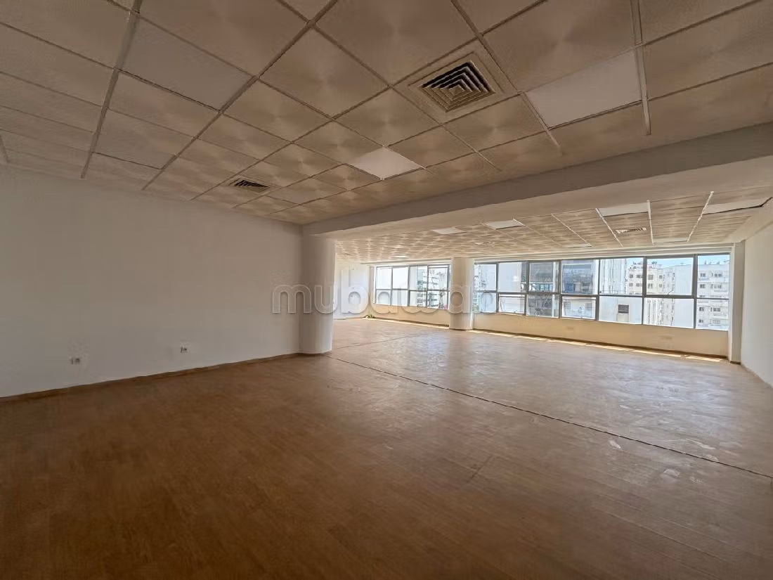 Kantoorruimte beschikbaar in Palmier. Totale oppervlakte 136 m². Conciërgeservice en airconditioning. 
