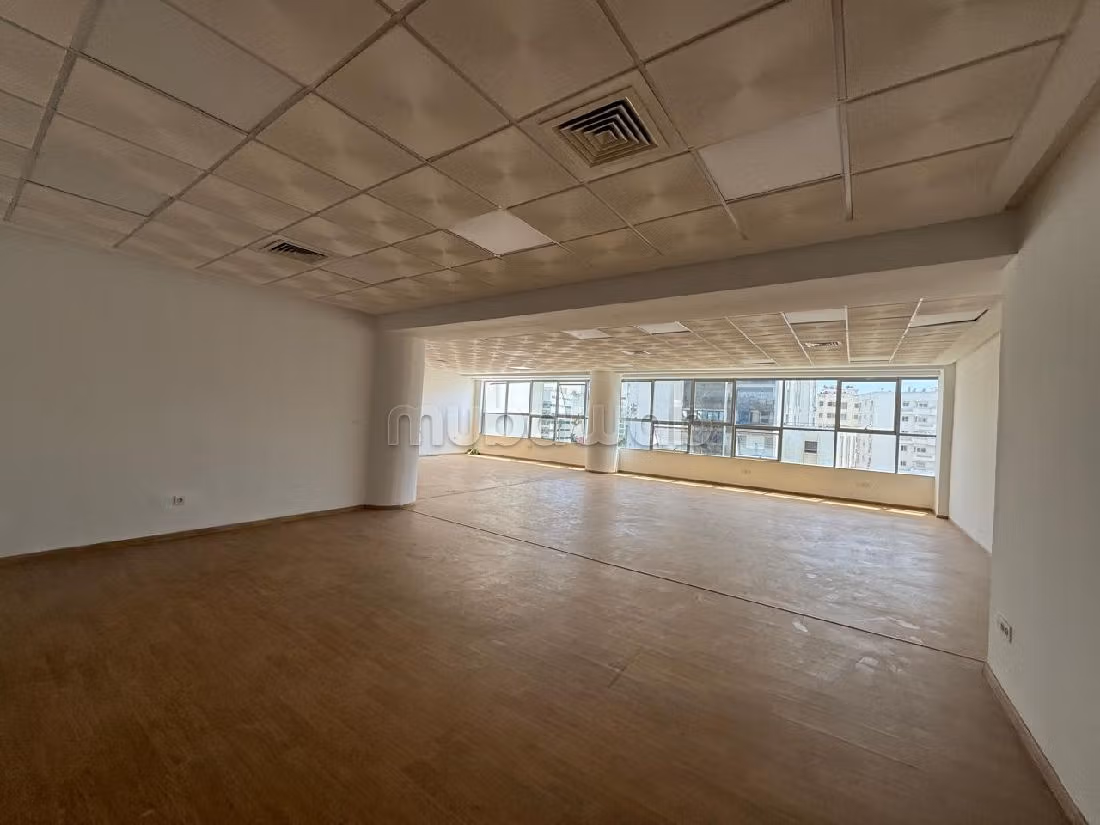 Kantoorruimte beschikbaar in Palmier. Totale oppervlakte 136 m². Conciërgeservice en airconditioning. 