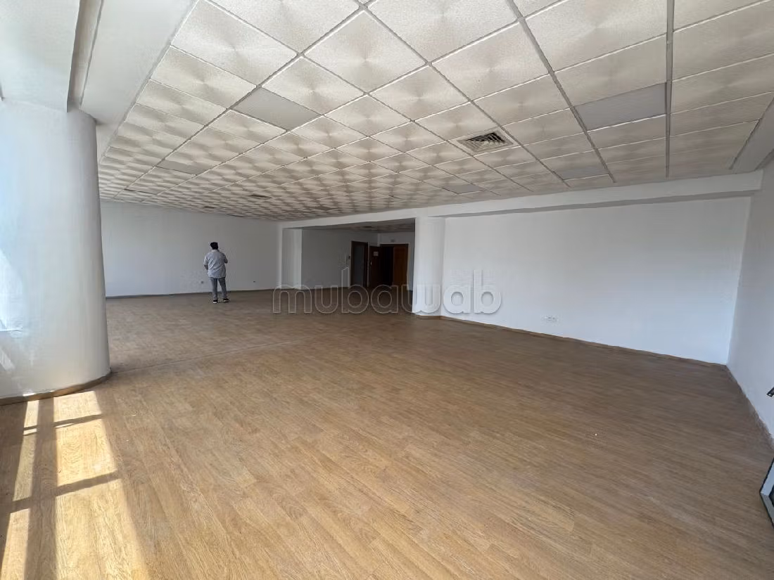 Kantoorruimte beschikbaar in Palmier. Totale oppervlakte 136 m². Conciërgeservice en airconditioning. 
