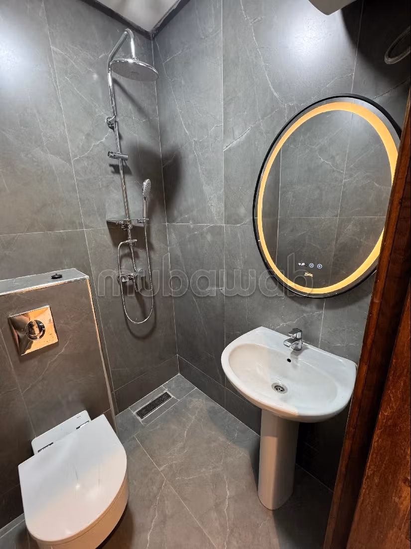 Pisos en alquiler en Bourgogne Est. 2 habitaciones grandes. Ascensor y estacionamiento