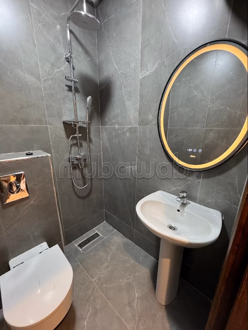 Pisos en alquiler en Bourgogne Est. 2 habitaciones grandes. Ascensor y estacionamiento