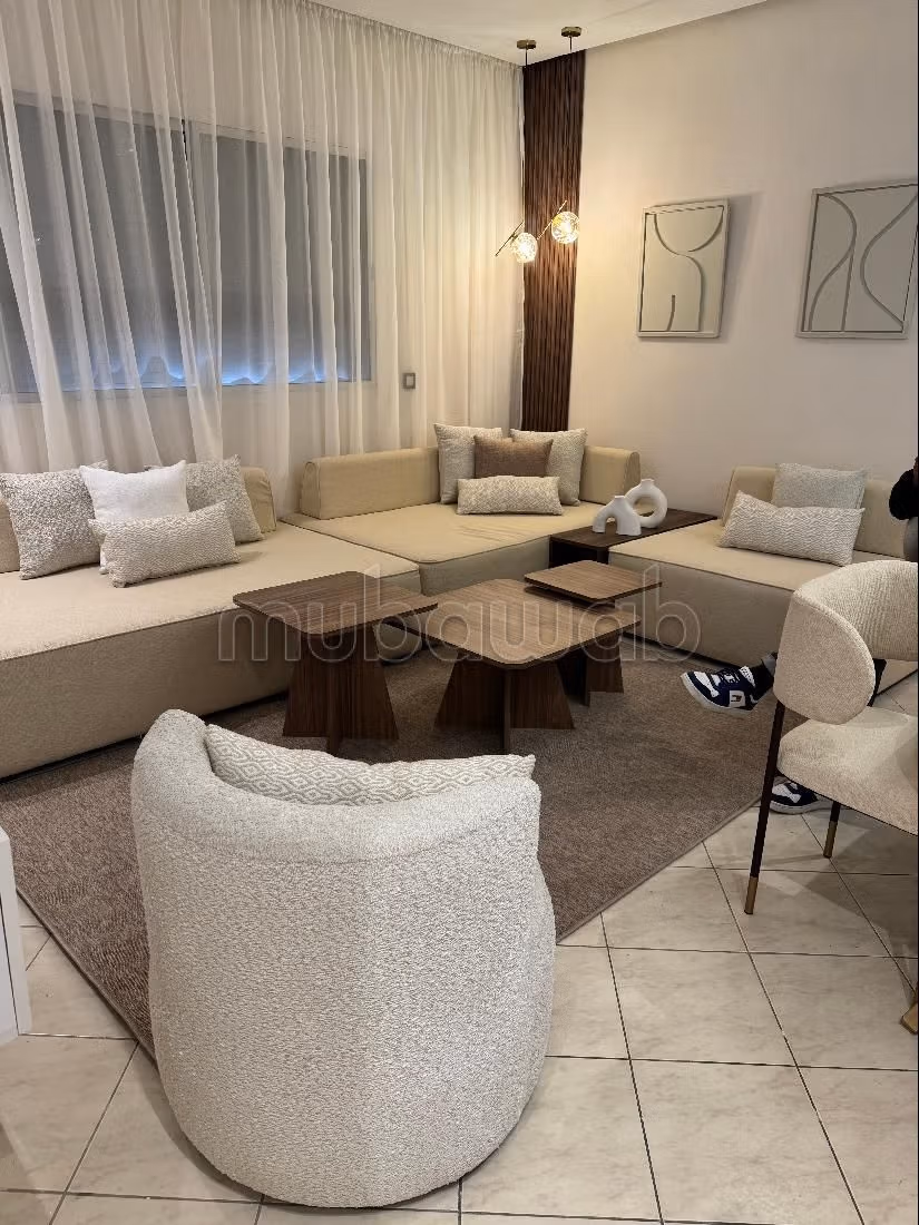 Pisos en alquiler en Bourgogne Est. 2 habitaciones grandes. Ascensor y estacionamiento