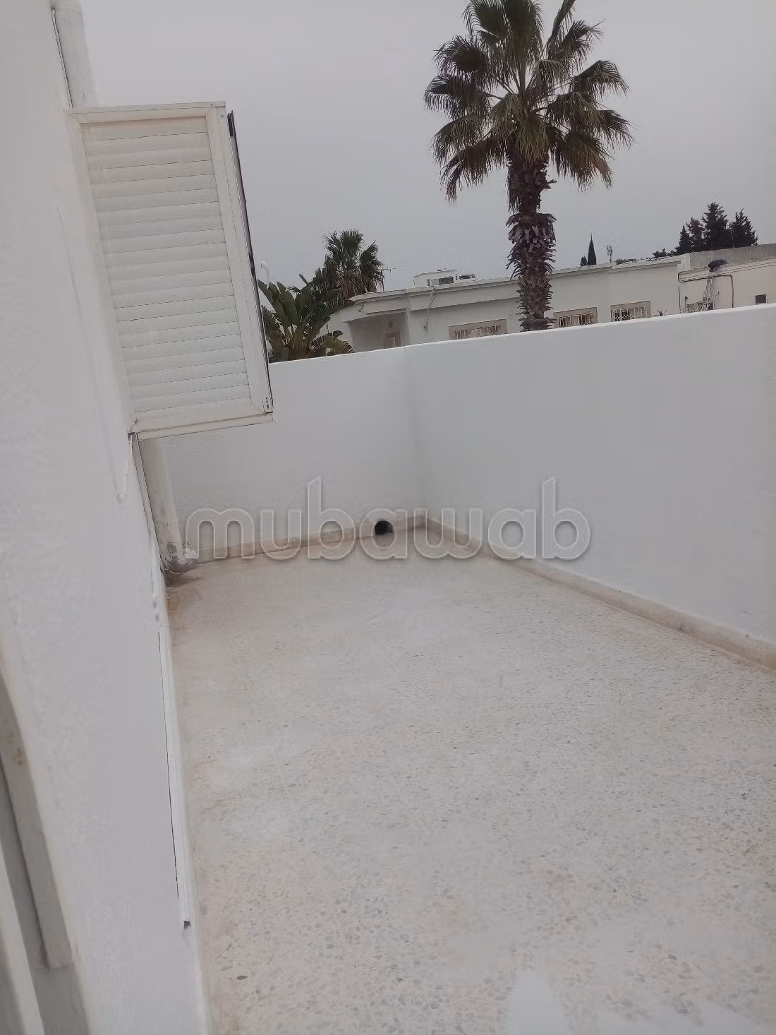 Somptueuse villa à louer à Cité Les Pins. Superficie 200 m². Résidence avec concierge, climatisation générale