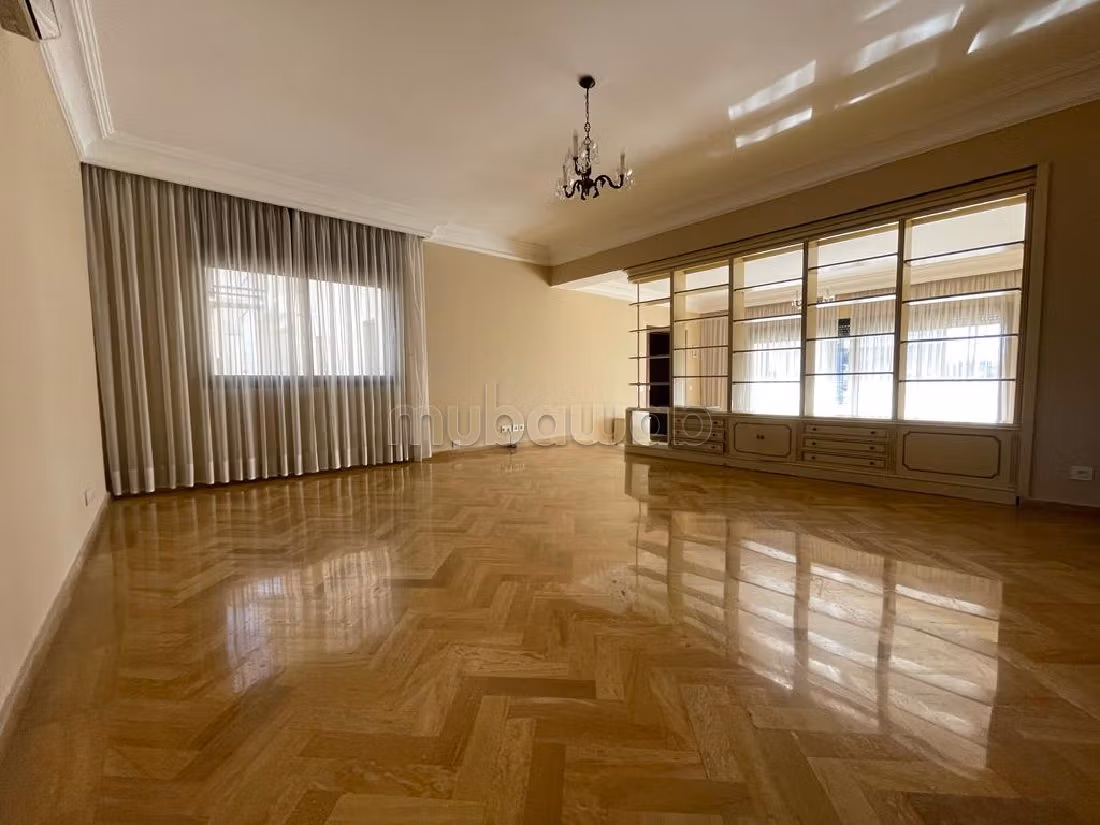 شقة رائعة للبيع بحي المستشفيات. المساحة الكلية 704 م². مفروشة. 