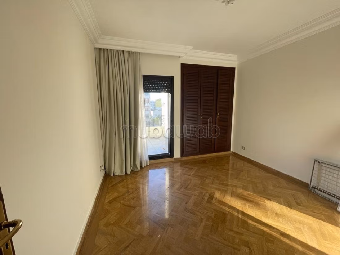 شقة رائعة للبيع بحي المستشفيات. المساحة الكلية 704 م². مفروشة. 