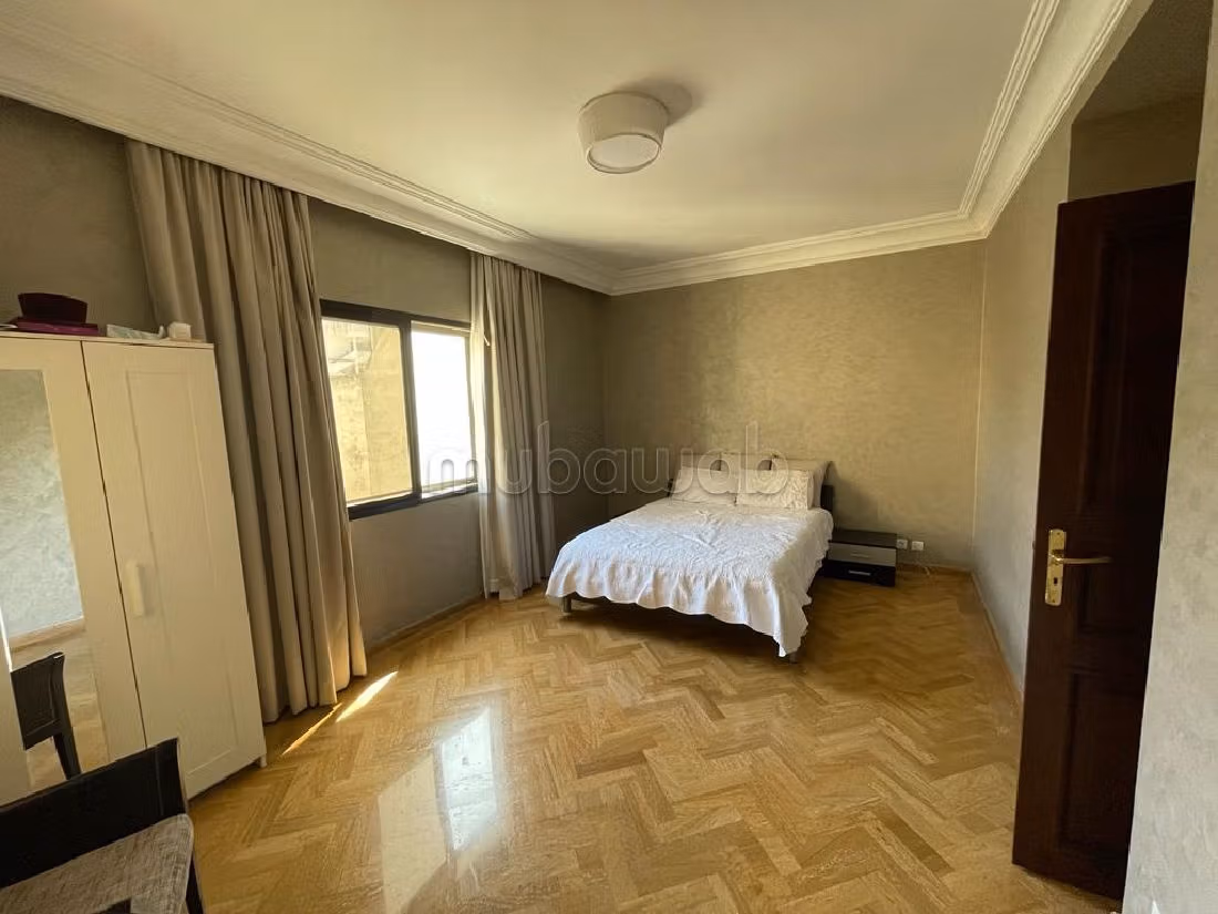 شقة رائعة للبيع بحي المستشفيات. المساحة الكلية 704 م². مفروشة. 