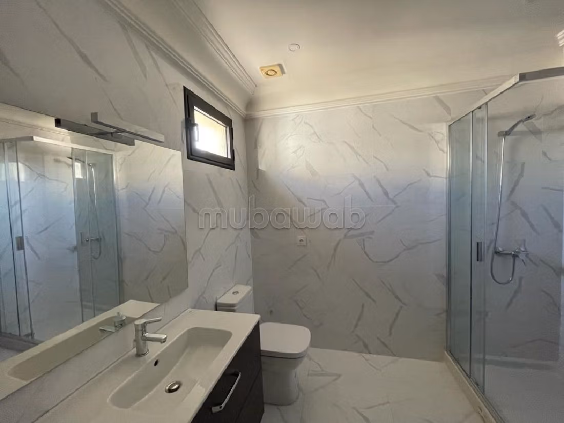 شقة رائعة للبيع بحي المستشفيات. المساحة الكلية 704 م². مفروشة. 