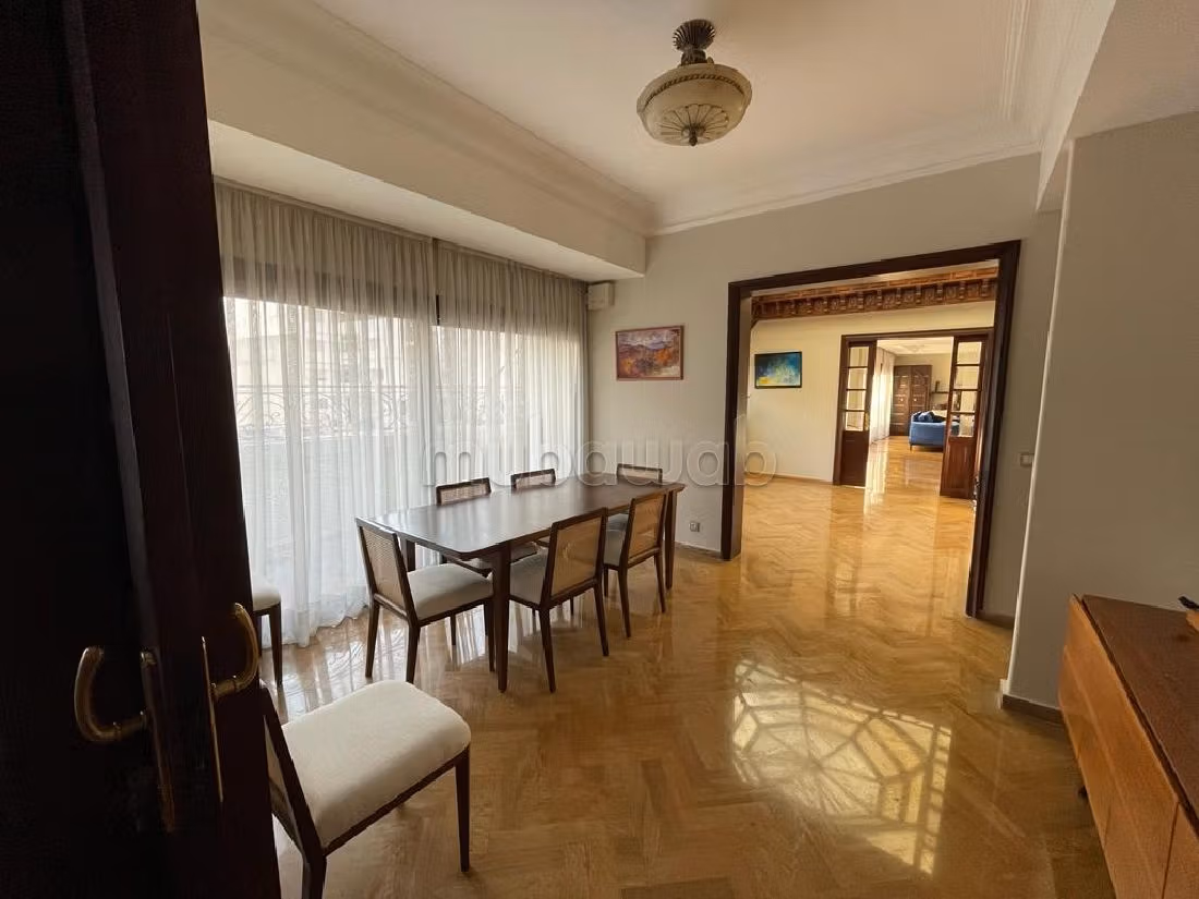 شقة رائعة للبيع بحي المستشفيات. المساحة الكلية 704 م². مفروشة. 