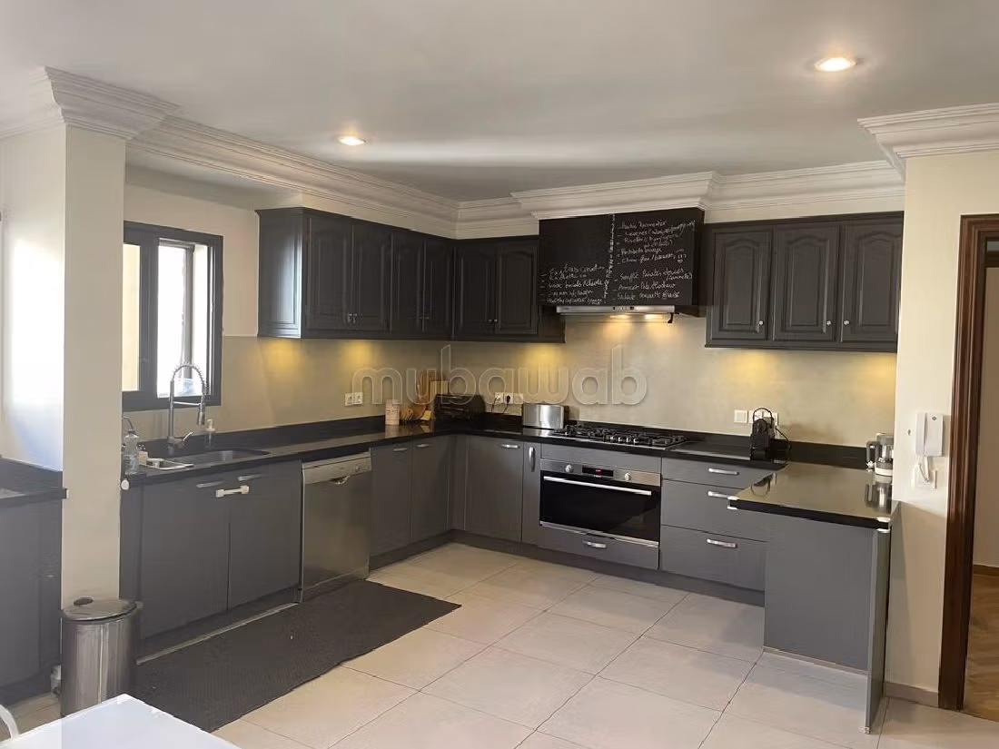 شقة رائعة للبيع بحي المستشفيات. المساحة الكلية 704 م². مفروشة. 