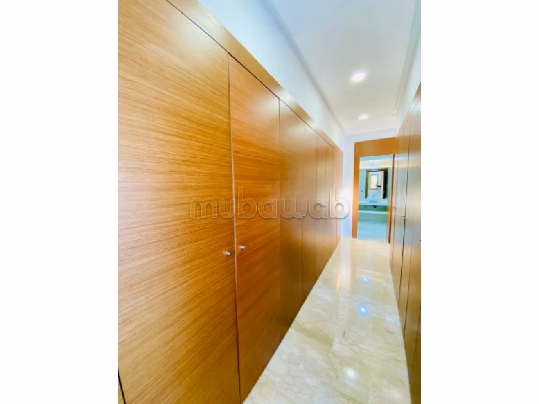 فيلا ممتازة للبيع بالسويسي. المساحة 700 م². بيئة هادئة مطلة على الجبال ، زجاج مزدوج. 