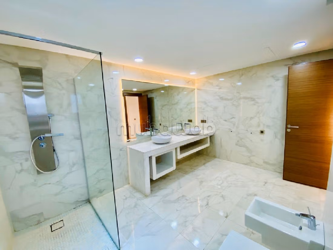 فيلا ممتازة للبيع بالسويسي. المساحة 700 م². بيئة هادئة مطلة على الجبال ، زجاج مزدوج. 