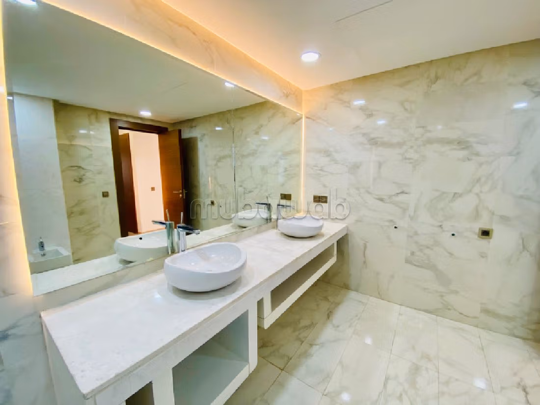 فيلا ممتازة للبيع بالسويسي. المساحة 700 م². بيئة هادئة مطلة على الجبال ، زجاج مزدوج. 