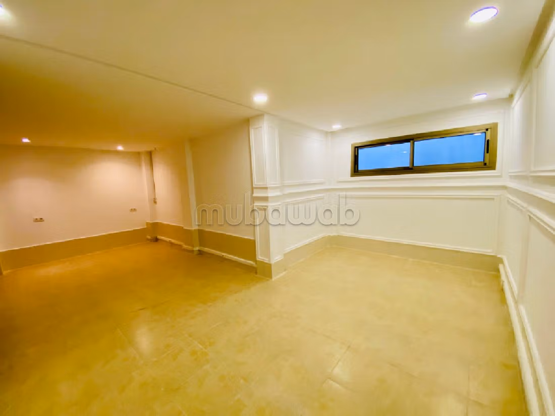 فيلا ممتازة للبيع بالسويسي. المساحة 700 م². بيئة هادئة مطلة على الجبال ، زجاج مزدوج. 