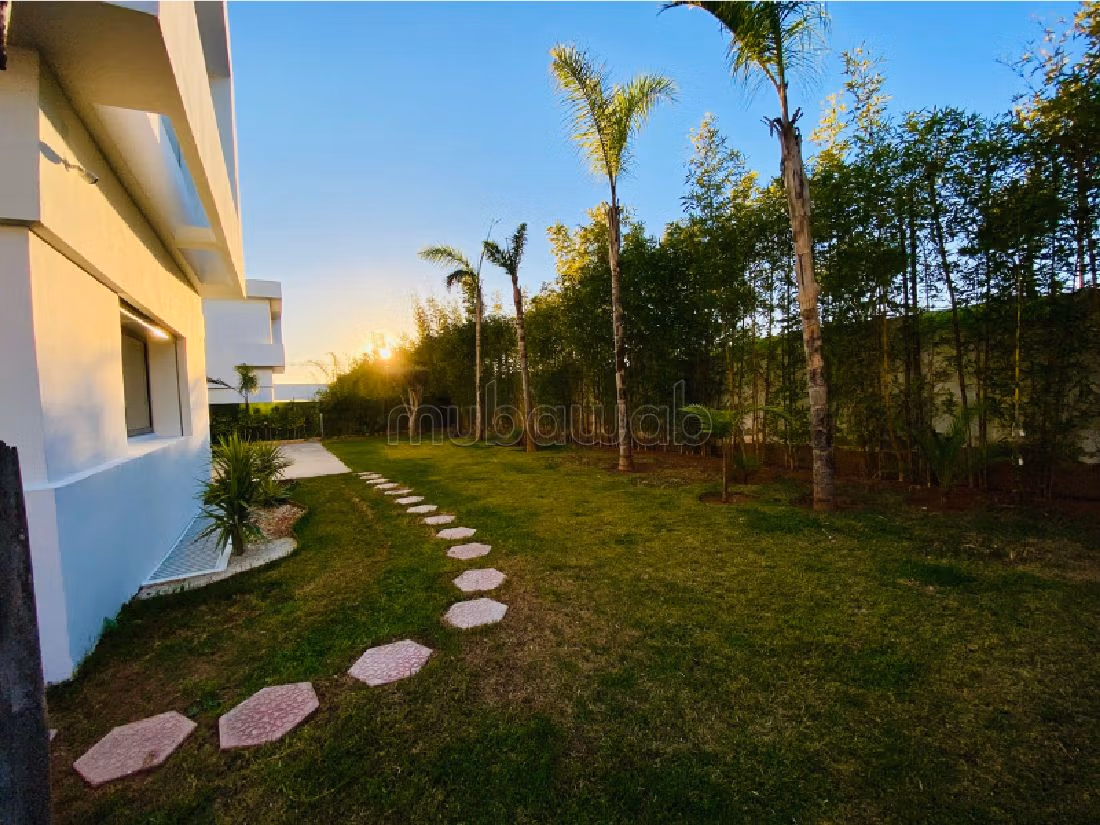 فيلا ممتازة للبيع بالسويسي. المساحة 700 م². بيئة هادئة مطلة على الجبال ، زجاج مزدوج. 