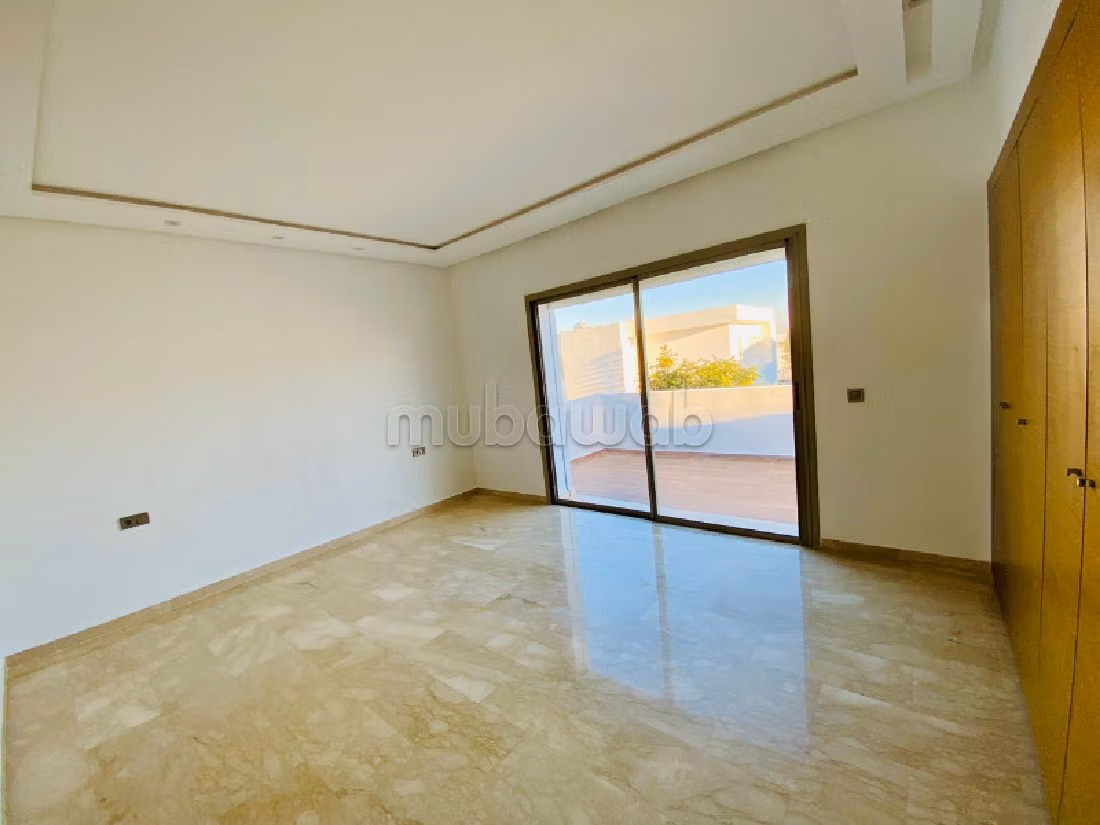 فيلا ممتازة للبيع بالسويسي. المساحة 700 م². بيئة هادئة مطلة على الجبال ، زجاج مزدوج. 