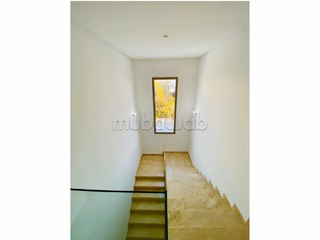 فيلا ممتازة للبيع بالسويسي. المساحة 700 م². بيئة هادئة مطلة على الجبال ، زجاج مزدوج. 