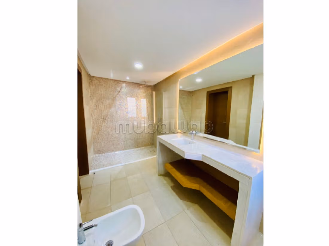 فيلا ممتازة للبيع بالسويسي. المساحة 700 م². بيئة هادئة مطلة على الجبال ، زجاج مزدوج. 