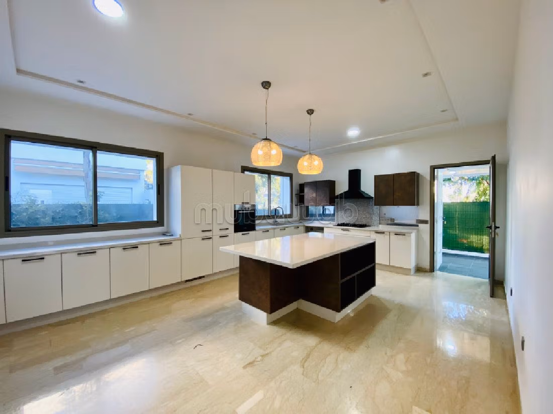 فيلا ممتازة للبيع بالسويسي. المساحة 700 م². بيئة هادئة مطلة على الجبال ، زجاج مزدوج. 