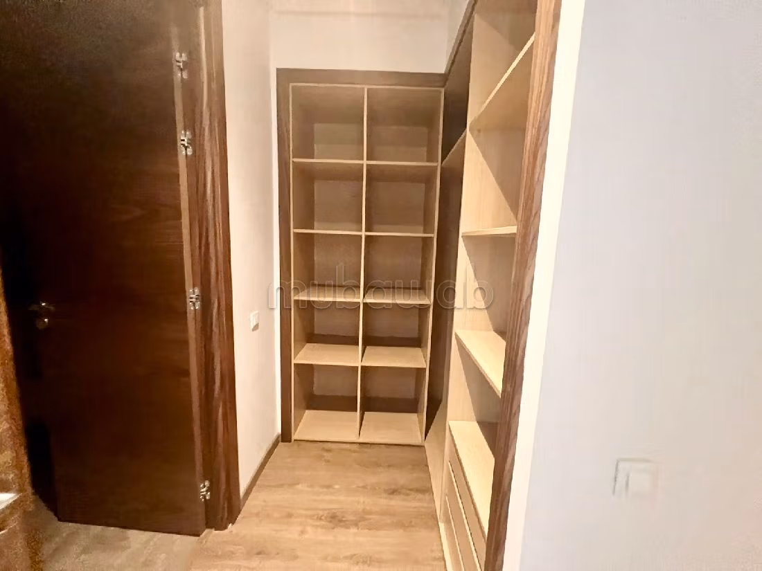 Se vende piso en Oasis. 2 hermosas habitaciones. Sin Ascensor, balcón. 