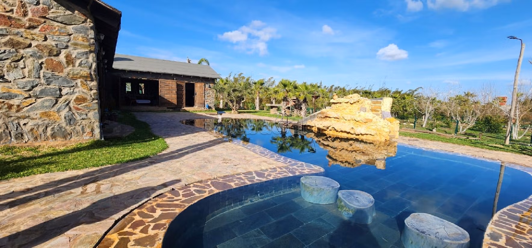 مزرعة رائعة للبيع ب المدخل الجنوبي. المساحة الإجمالية 10000 م². كراج