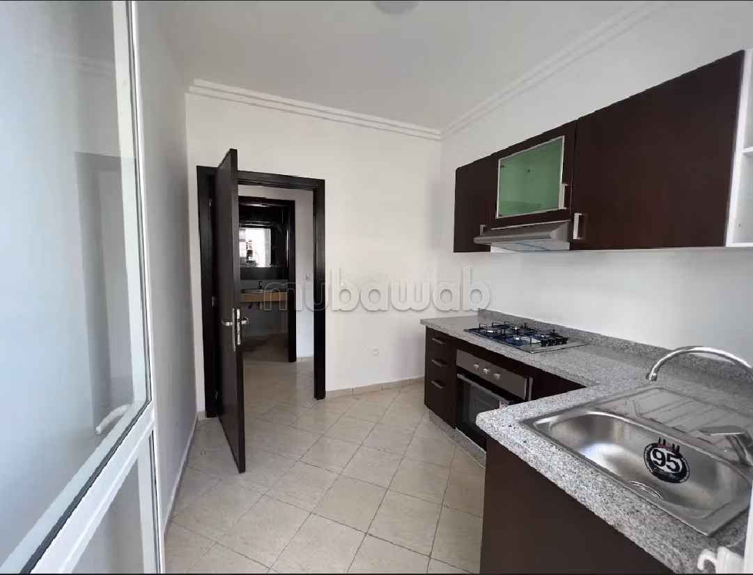 Vendita di un bell'appartamento a Al Kawtar. 1 locale. Casa con piscina. 