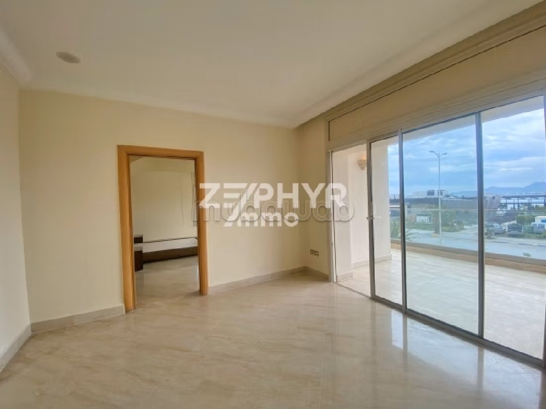 Fabulous villa for rent in Les Berges Du Lac 2. Total area 1600 m². Swimming pool. 