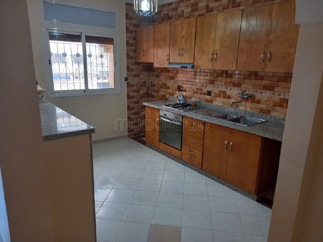 Piso en venta. 3 habitaciones confortables. Puerta blindada, salón tradicional marroquí. 