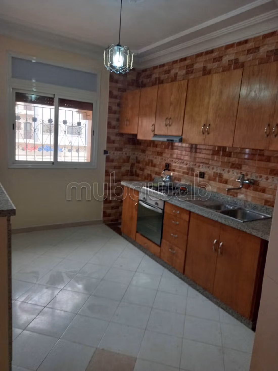 Piso en venta. 3 habitaciones confortables. Puerta blindada, salón tradicional marroquí. 