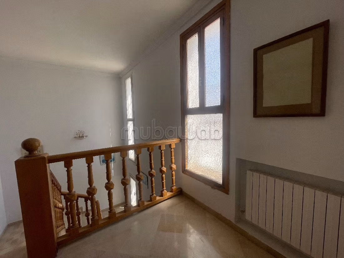 Magnificent villa for sale in El Menzah 9. Total area 677 m². Private car park. 