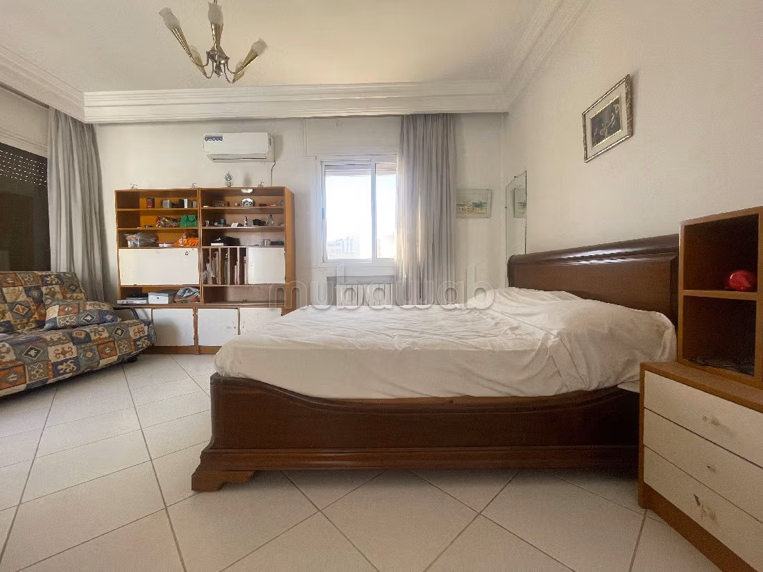 Magnificent villa for sale in El Menzah 9. Total area 677 m². Private car park. 